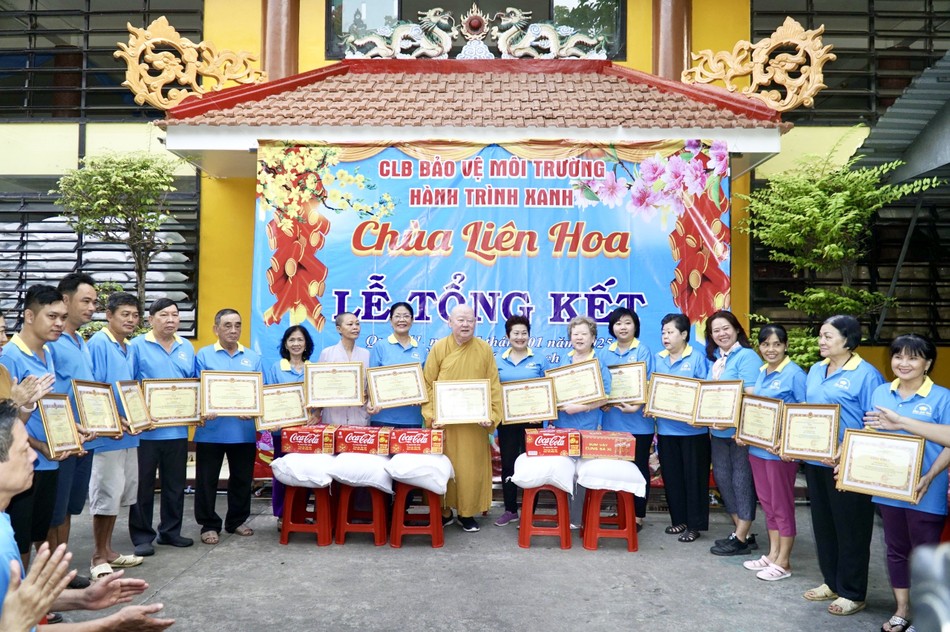 Thành viên câu lạc bộ hoan hỷ trong ngày tổng kết hoạt động vệ sinh đường phố năm 2024 Thành viên câu lạc bộ hoan hỷ trong ngày tổng kết hoạt động vệ sinh đường phố năm 2024