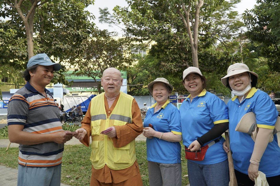 Hòa thượng lì xì cho công nhân vệ sinh