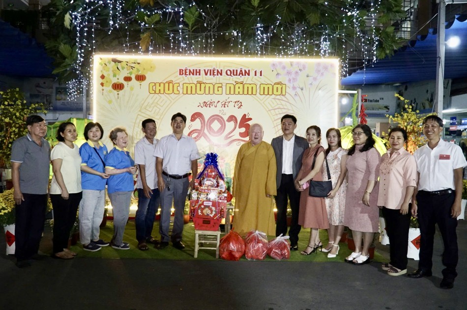Hòa thượng Thích Duy Trấn và Phật tử chùa Liên Hoa thăm, chúc Tết, lì xì và tặng quà đến đội ngũ y bác sĩ, y tá, công nhân viên Vệnh viện Q.11 trực đêm giao thừa