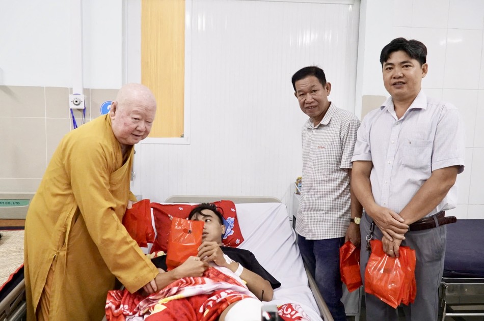 Những phần quà ngoài tiền mặt, mứt hạt sen, còn gói trọn trong đó hơi ấm tình thương và lời chúc lành đón chào năm Ất Tỵ với nhiều may mắn, bình an