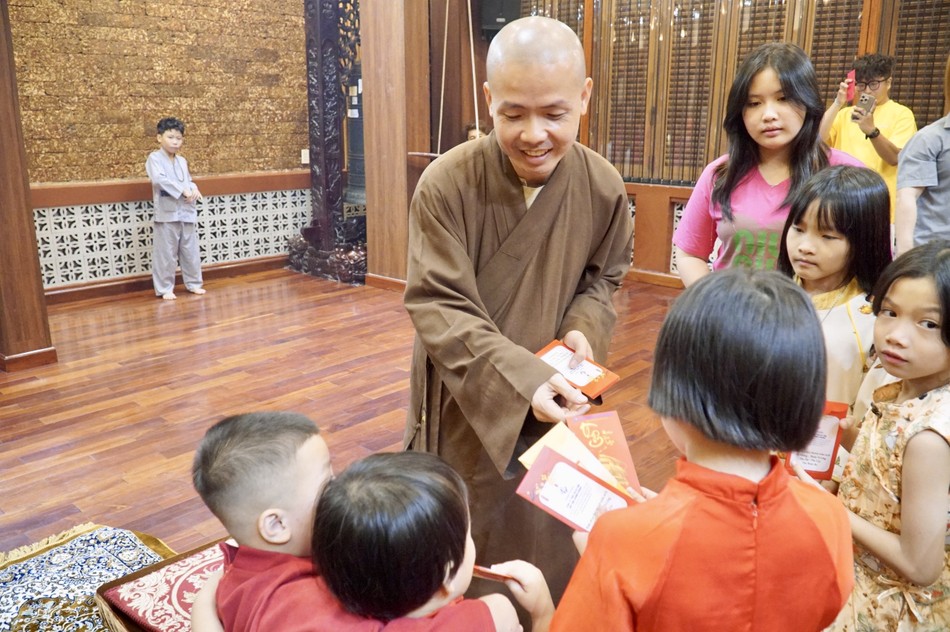 Trong con hẻm nhỏ số 551/24 Phạm Văn Chí, P.7, Q.6, đúng thời khắc đón giao thừa, nhiều trẻ em về chùa Thiên Khánh tụng kinh, quấn quýt bên Đại đức trụ trì Trong con hẻm nhỏ số 551/24 Phạm Văn Chí, P.7, Q.6, đúng thời khắc đón giao thừa, nhiều trẻ em về chùa Thiên Khánh tụng kinh, quấn quýt bên Đại đức trụ trì