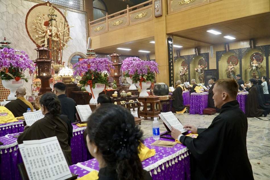 Phật tử thành kính thực hiện khóa lễ hơn 2 giờ đồng hồ, dâng lời kinh tiếng kệ và phát tâm cho việc thiện lành Phật tử thành kính thực hiện khóa lễ hơn 2 giờ đồng hồ, dâng lời kinh tiếng kệ và phát tâm cho việc thiện lành