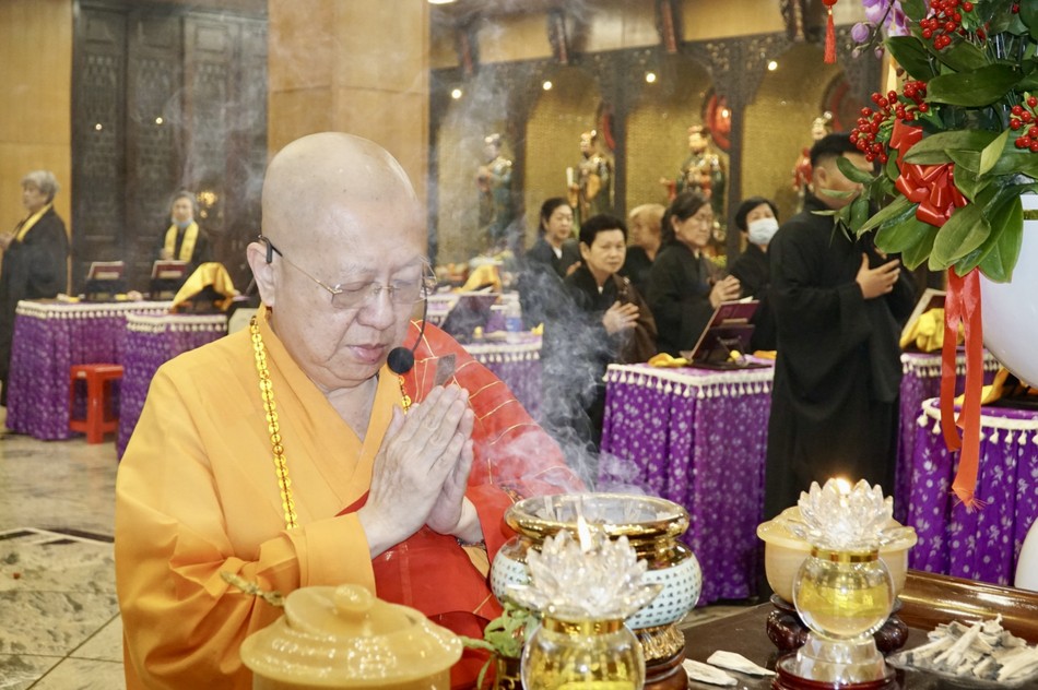 Đại đức Thích Liễu Minh, trụ trì chùa Thảo Đường cử hành nghi lễ đón giao thừa truyền thống của Phật giáo người Hoa Đại đức Thích Liễu Minh, trụ trì chùa Thảo Đường cử hành nghi lễ đón giao thừa truyền thống của Phật giáo người Hoa