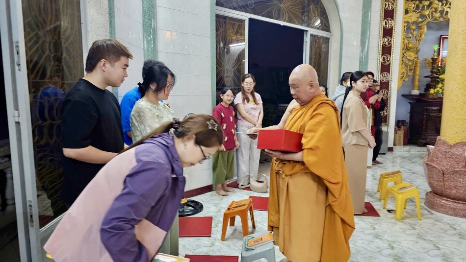 Hòa thượng Thích Giác Pháp trao lộc đầu năm đến Phật tử Hòa thượng Thích Giác Pháp trao lộc đầu năm đến Phật tử