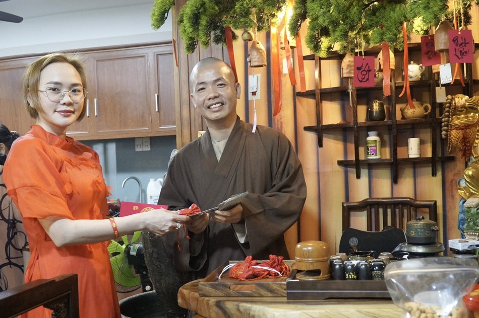 Nhiều bạn trẻ cho biết, khi cuộc sống ngày càng trở nên bận rộn và áp lực, thì việc đi chùa ngày Tết là vô cùng quan trọng. Dù với thời gian ngắn ngủi nhưng đủ giúp cho các bạn tìm thấy sự cân bằng, hướng tới những giá trị tốt đẹp Nhiều bạn trẻ cho biết, khi cuộc sống ngày càng trở nên bận rộn và áp lực, thì việc đi chùa ngày Tết là vô cùng quan trọng. Dù với thời gian ngắn ngủi nhưng đủ giúp cho các bạn tìm thấy sự cân bằng, hướng tới những giá trị tốt đẹp