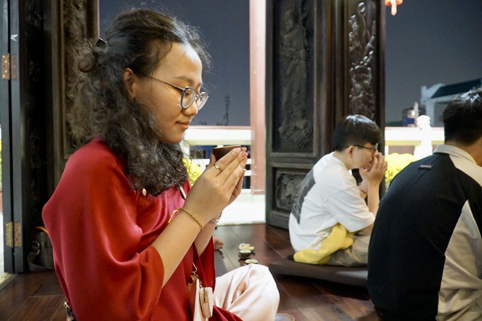 Nâng chén trà trên hai tay, bạn trẻ quán chiếu về tình yêu thương rộng khắp. Hạnh phúc hiện diện ngay lúc này và ở đây