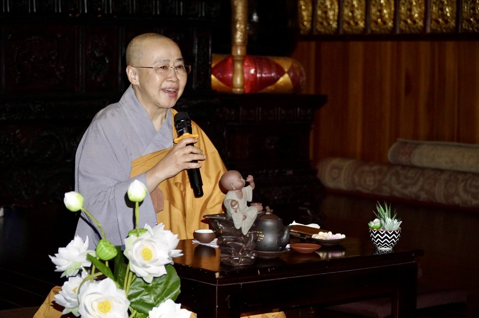 Ni sư Thích nữ Huệ Dâng chia sẻ ý nghĩa phổ trà đến Phật tử
