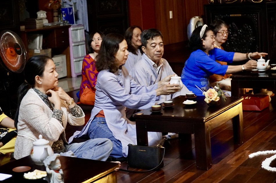 Rót trà cho nhau. Tình bạn đạo, tình yêu thương, tình thân kết nối tâm từ của người Phật tử gói trọn trong chén trà đạo