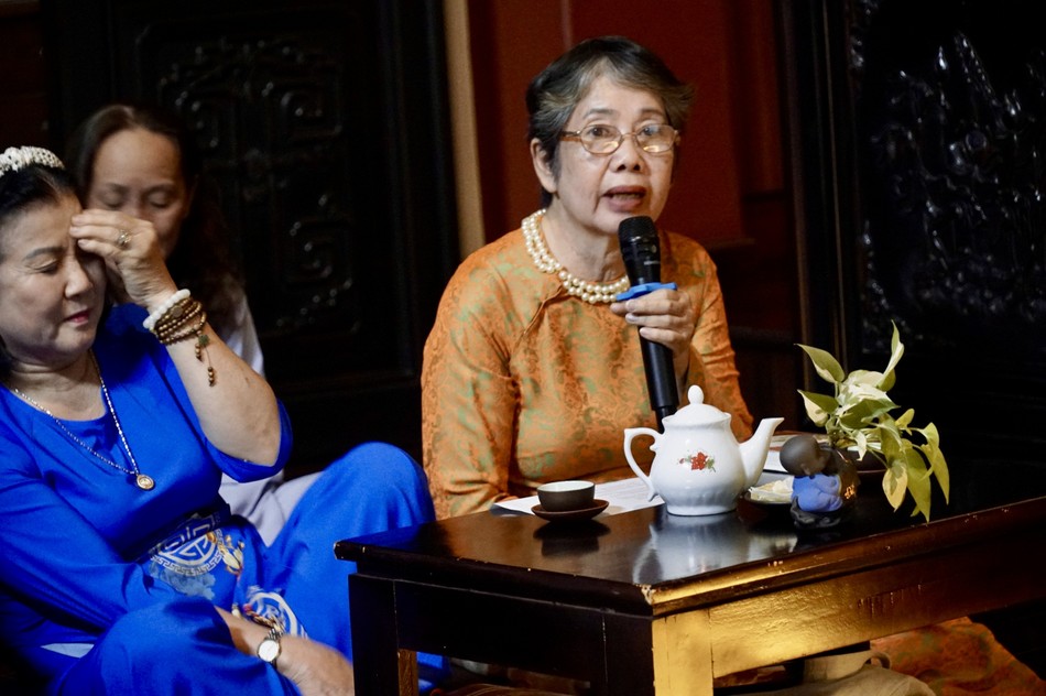 Những bài hát thiền ca trong đêm phổ trà đưa mọi người đến gần nhau hơn, kết nối bởi đạo tình và pháp lữ