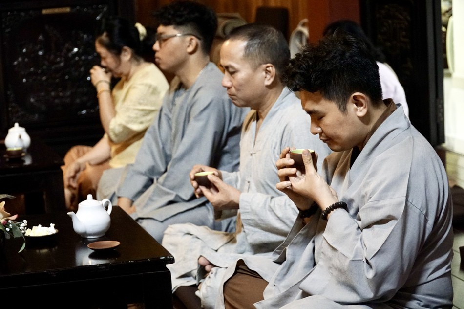 Thưởng trà với quán niệm về tình yêu thương và lòng biết ơn