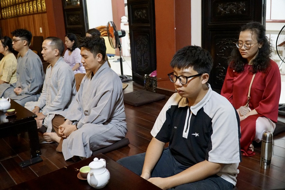 Người trẻ đến chùa đầu năm, tu tập cho mình để hồi hướng cho thân bằng quyến thuộc