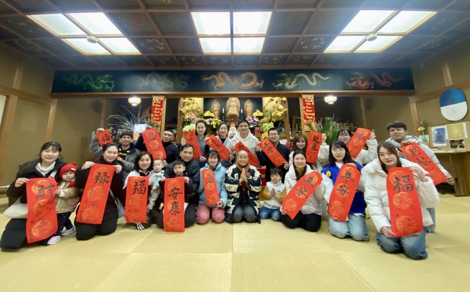 Hàng nghìn câu đối đỏ và lời chúc lành được Ni sư Thích nữ Tâm Trí tặng đến các bạn trẻ nhân dịp đầu năm mới