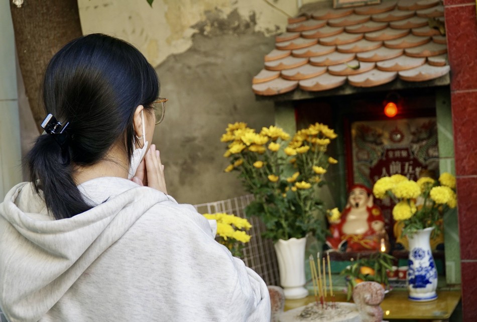 Bên cạnh ngôi cổ miếu thờ Bà Ngũ hành Nương Nương còn có cổ miếu thờ thần tài, theo tín ngưỡng dân gian. Người dân thường lui tới thắp hương, lễ bái Bên cạnh ngôi cổ miếu thờ Bà Ngũ hành Nương Nương còn có cổ miếu thờ thần tài, theo tín ngưỡng dân gian. Người dân thường lui tới thắp hương, lễ bái