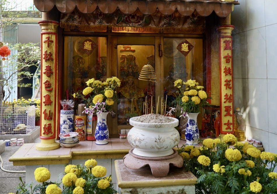 Ngoài dấu tích lịch sử, bên trong khuôn viên chùa Thiên Tôn còn có ngôi cổ miếu thờ Bà Ngũ hành Nương Nương. Ngôi cổ miếu có trước khi chùa Thiên Tôn dời về nơi đây Ngoài dấu tích lịch sử, bên trong khuôn viên chùa Thiên Tôn còn có ngôi cổ miếu thờ Bà Ngũ hành Nương Nương. Ngôi cổ miếu có trước khi chùa Thiên Tôn dời về nơi đây