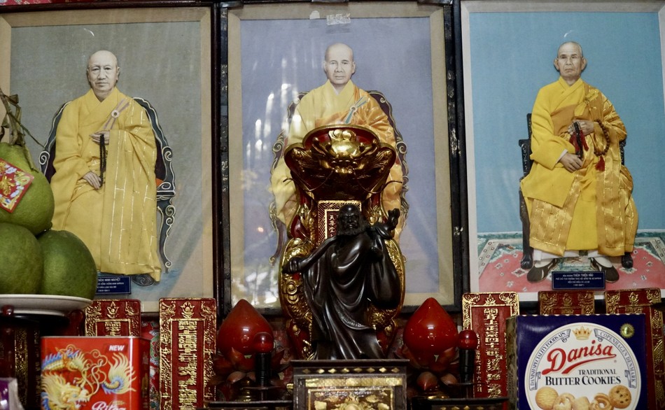 Bàn thờ các vị Hòa thượng có công với đất nước tại chùa Thiên Tôn Bàn thờ các vị Hòa thượng có công với đất nước tại chùa Thiên Tôn