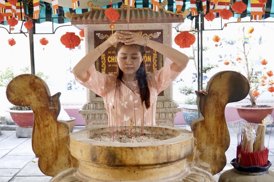 Phật tử thắp hương lễ Phật bên sân chùa Thiên Tôn Phật tử thắp hương lễ Phật bên sân chùa Thiên Tôn