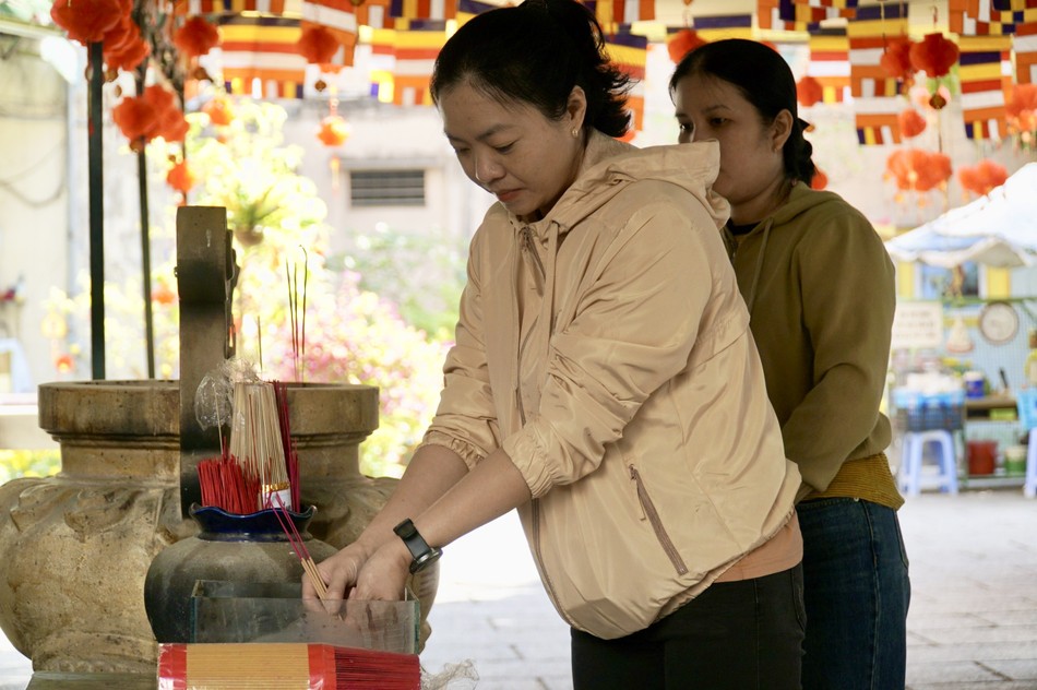 Nhang trầm nghi ngút các ngày xuân tại chùa Thiên Tôn. Người dân và Phật tử thường xuyên đến dâng hương, lễ bái Nhang trầm nghi ngút các ngày xuân tại chùa Thiên Tôn. Người dân và Phật tử thường xuyên đến dâng hương, lễ bái