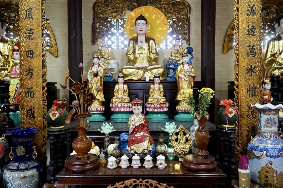 Bên trong chánh điện, các tượng Phật được tạc từ gỗ quý, từ xưa được tôn thờ trang nghiêm Bên trong chánh điện, các tượng Phật được tạc từ gỗ quý, từ xưa được tôn thờ trang nghiêm