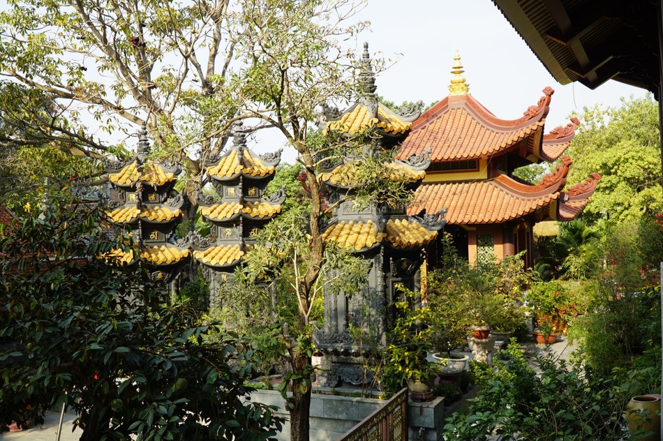 Trong ánh nắng chiều, khuôn viên chùa càng trở nên cổ kính, bình yên Trong ánh nắng chiều, khuôn viên chùa càng trở nên cổ kính, bình yên