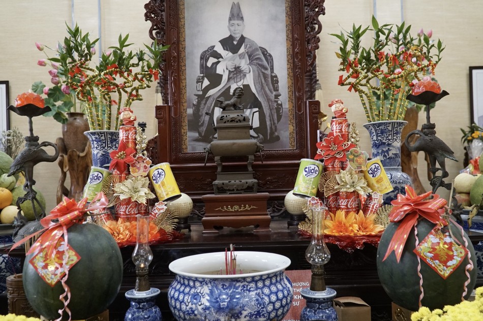 Tổ đường, nơi thờ tự Hòa thượng khai sơn được Phật tử thường xuyên hương đăng. Tất cả hoa, trái đều được Phật tử đem từ vườn nhà đến dâng Thầy Tổ Tổ đường, nơi thờ tự Hòa thượng khai sơn được Phật tử thường xuyên hương đăng. Tất cả hoa, trái đều được Phật tử đem từ vườn nhà đến dâng Thầy Tổ