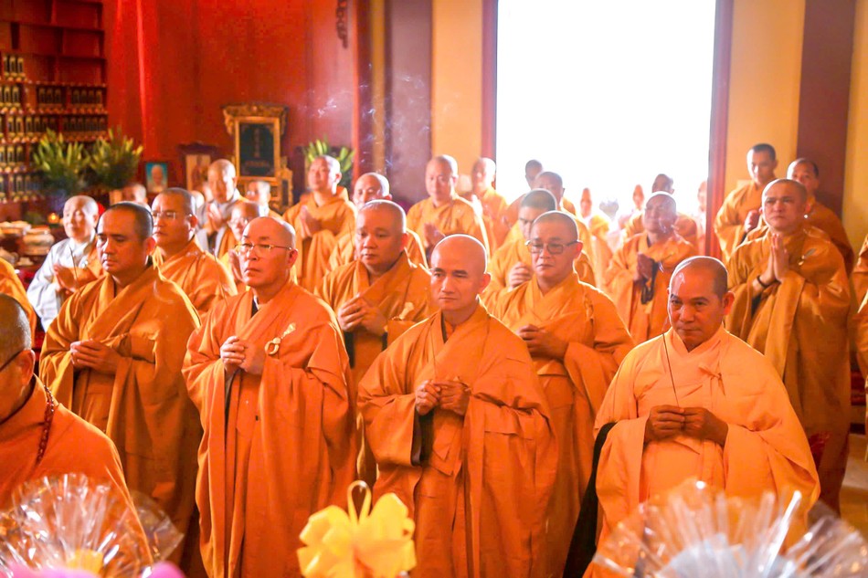 Chư tôn đức Ban Trị sự GHPGVN TP.HCM dâng hương tưởng niệm, tri ân công đức sâu dày của cố Hòa thượng Thích Huệ Hưng Chư tôn đức Ban Trị sự GHPGVN TP.HCM dâng hương tưởng niệm, tri ân công đức sâu dày của cố Hòa thượng Thích Huệ Hưng