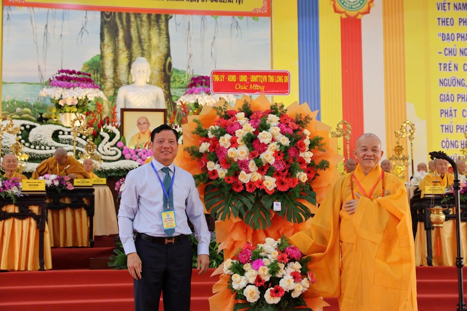 Ông Phạm Tấn Hòa, Phó Chủ tịch Ủy ban Nhân dân tỉnh Long An chúc mừng khai mạc Đại giới đàn Ông Phạm Tấn Hòa, Phó Chủ tịch Ủy ban Nhân dân tỉnh Long An chúc mừng khai mạc Đại giới đàn