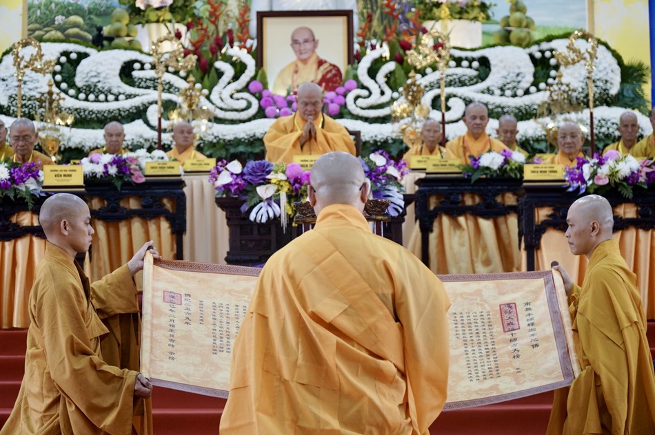 Đại diện Ban Kiến đàn cung an chức sự Hội đồng Thập sư Tăng Đại diện Ban Kiến đàn cung an chức sự Hội đồng Thập sư Tăng