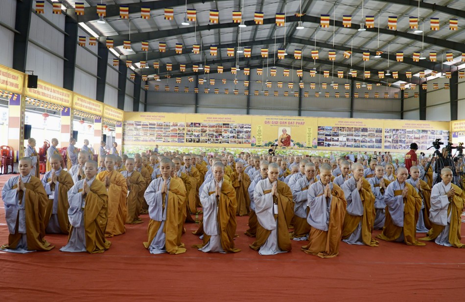 358 giới tử thành kính, lắng lòng nghe ý nghĩa Đại giới đàn Đạt Pháp từ Hòa thượng Trưởng ban Tổ chức 358 giới tử thành kính, lắng lòng nghe ý nghĩa Đại giới đàn Đạt Pháp từ Hòa thượng Trưởng ban Tổ chức