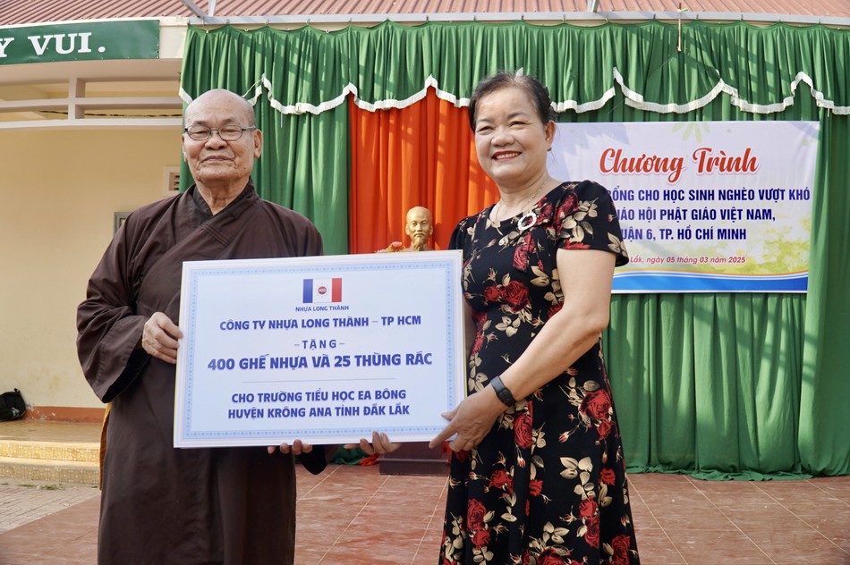 Cô Trần Thị Xinh, Hiệu trưởng Trường Tiểu học Ea Bông bày tỏ: "Đây là món quà vô cùng lớn và hết sức ý nghĩa, là nguồn động viên, khích lệ đối với nhà trường cũng như các em học sinh" Cô Trần Thị Xinh, Hiệu trưởng Trường Tiểu học Ea Bông bày tỏ: "Đây là món quà vô cùng lớn và hết sức ý nghĩa, là nguồn động viên, khích lệ đối với nhà trường cũng như các em học sinh"