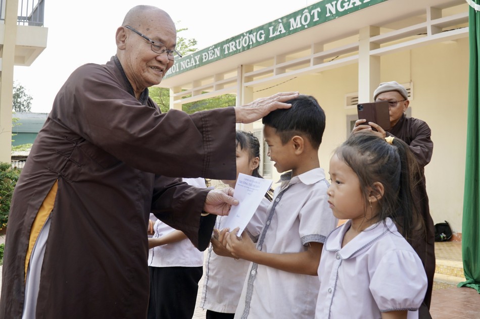 Hòa thượng Thích Thiện Nghĩa ân cần trao những suất học bổng đến các em học sinh Hòa thượng Thích Thiện Nghĩa ân cần trao những suất học bổng đến các em học sinh