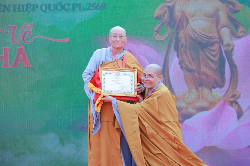 Ni trưởng Thích nữ Như Như trao Bằng công đức đến Ni sư Thích nữ Như Hương, Trưởng Phân ban Ni giới TP.Cần Thơ