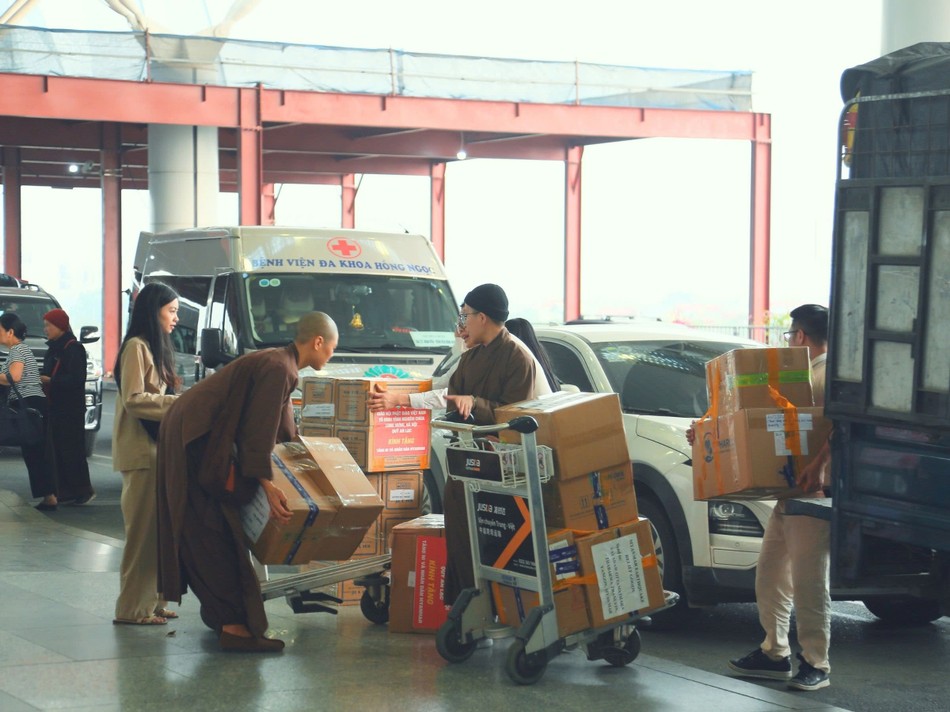 Tăng Ni, Phật tử tổ đình Vĩnh Nghiêm trực tiếp thực hiện các khâu vận chuyển hàng hóa Tăng Ni, Phật tử tổ đình Vĩnh Nghiêm trực tiếp thực hiện các khâu vận chuyển hàng hóa