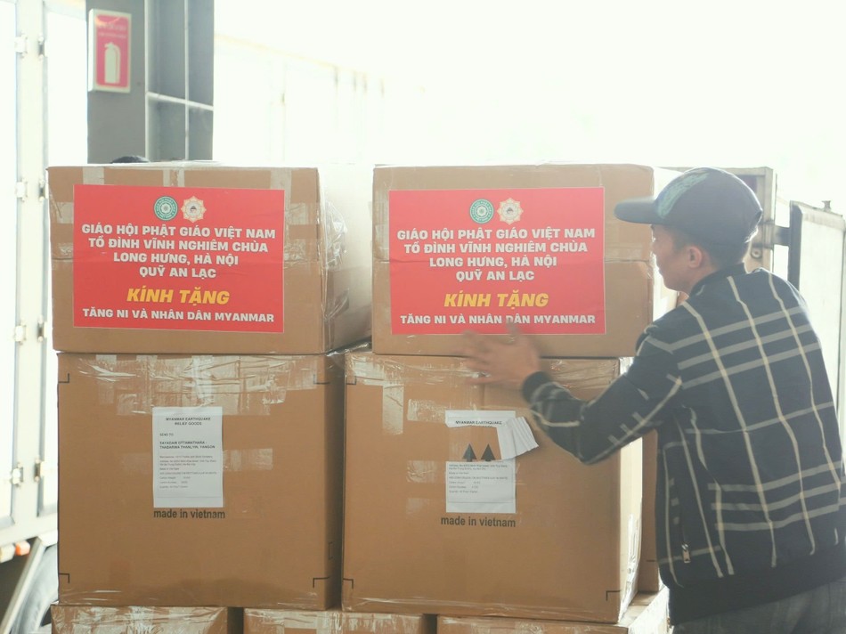 Những món quà được trao tặng bằng tất cả tình yêu thương và sự sẻ chia Những món quà được trao tặng bằng tất cả tình yêu thương và sự sẻ chia