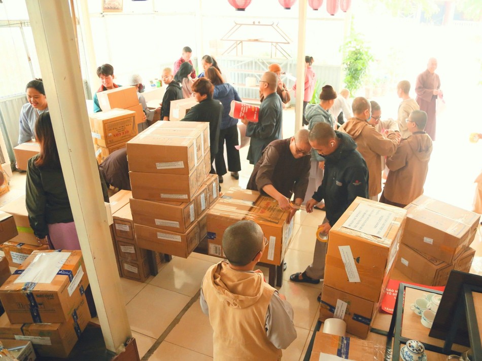 Từng món quà được kiểm kê và đóng gói Từng món quà được kiểm kê và đóng gói