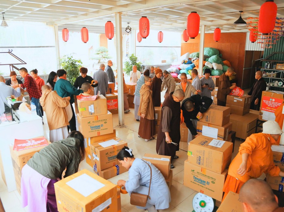 Tăng Ni, Phật tử tổ đình Vĩnh Nghiêm - chùa Long Hưng tất bật với công tác đóng hàng Tăng Ni, Phật tử tổ đình Vĩnh Nghiêm - chùa Long Hưng tất bật với công tác đóng hàng