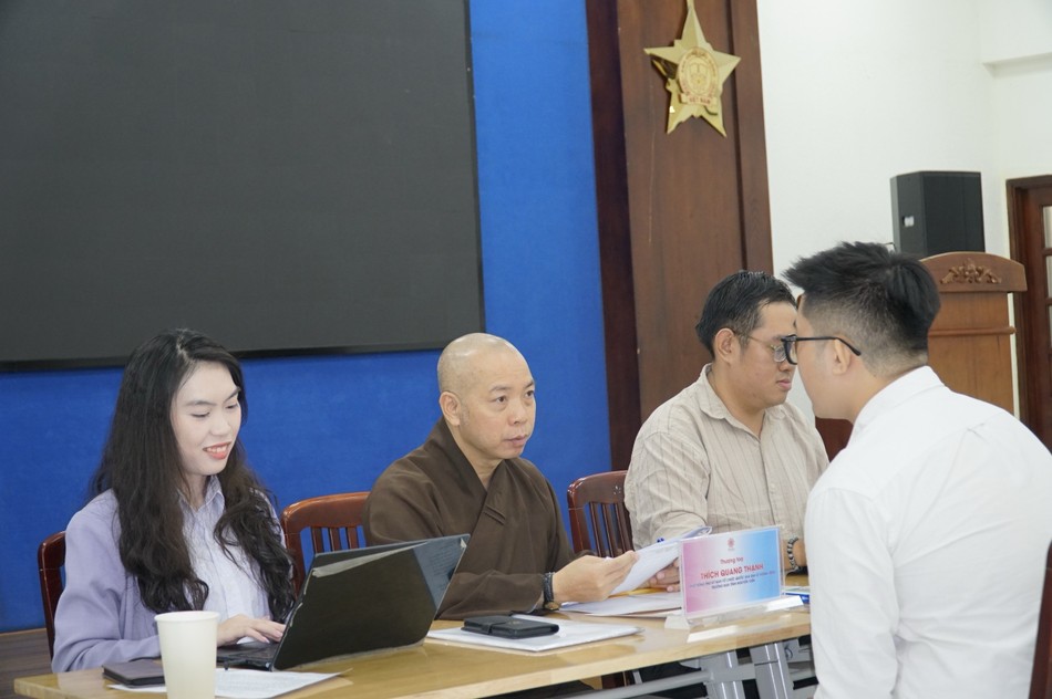 Tình nguyện viên được phỏng vấn tăng cường ngày 6-4 Tình nguyện viên được phỏng vấn tăng cường ngày 6-4