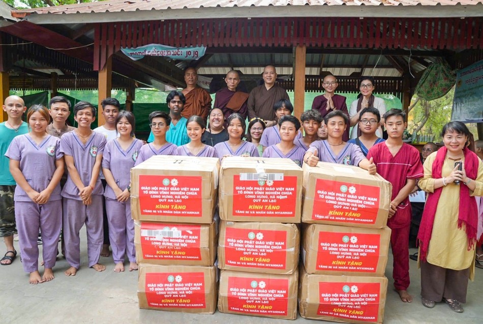 Những phần nhu yếu phẩm thiết thực được trao tặng với mong muốn góp phần hỗ trợ Tăng Ni, người dân Myanmar sớm vượt qua khó khăn, ổn định đời sống và tiếp tục hành trình tu học Những phần nhu yếu phẩm thiết thực được trao tặng với mong muốn góp phần hỗ trợ Tăng Ni, người dân Myanmar sớm vượt qua khó khăn, ổn định đời sống và tiếp tục hành trình tu học