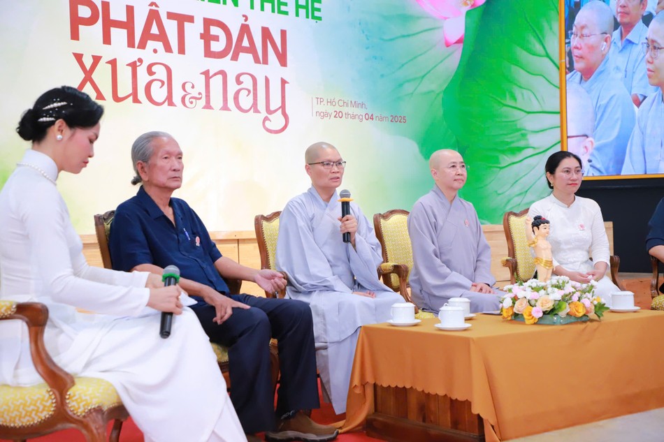 Ni sư Thích nữ Huệ Đức chia sẻ tại tọa đàm Ni sư Thích nữ Huệ Đức chia sẻ tại tọa đàm