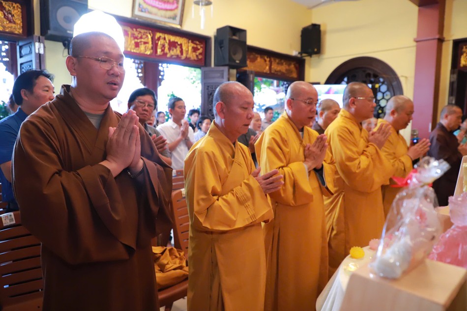 10.000 tượng Phật chào mừng Đại lễ Vesak 2025 được thực hiện bởi hàng trăm Phật tử, sinh viên và thiện nguyện viên 10.000 tượng Phật chào mừng Đại lễ Vesak 2025 được thực hiện bởi hàng trăm Phật tử, sinh viên và thiện nguyện viên