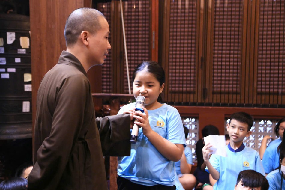 Theo Đại đức Thích Minh Thạnh, trụ trì chùa - nghi thức Tắm Phật không chỉ tái hiện khoảnh khắc Đức Phật đản sinh mà còn là dịp để các em hướng đến điều thiện lành Theo Đại đức Thích Minh Thạnh, trụ trì chùa - nghi thức Tắm Phật không chỉ tái hiện khoảnh khắc Đức Phật đản sinh mà còn là dịp để các em hướng đến điều thiện lành