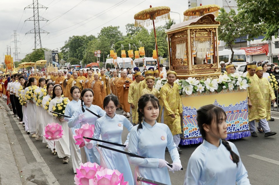 Mỗi bước chân rước Phật là một niệm lành gieo vào tâm, mỗi lời kinh cầu nguyện là tiếng vọng của lòng thành kính