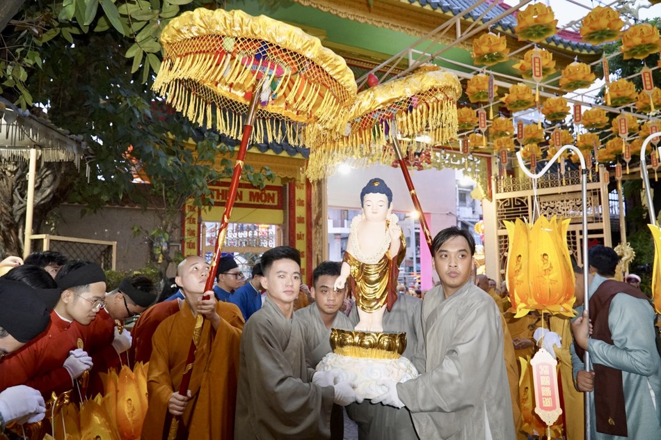 Tôn tượng Đức Phật sơ sinh được rước về đến chùa Tuyền Lâm - khoảnh khắc để lại nhiều xúc động trong lòng người Phật tử