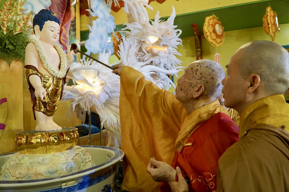 Chư tôn đức cử hành lễ Tắm Phật tại chùa Tuyền Lâm