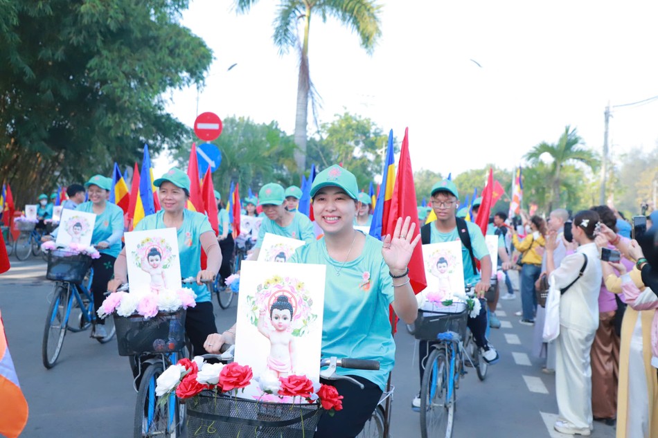 Sức trẻ - truyền thông điệp &quot;Bảo vệ môi trường, yêu chuộng hòa bình&quot; chào mừng Đại lễ Vesak 2025