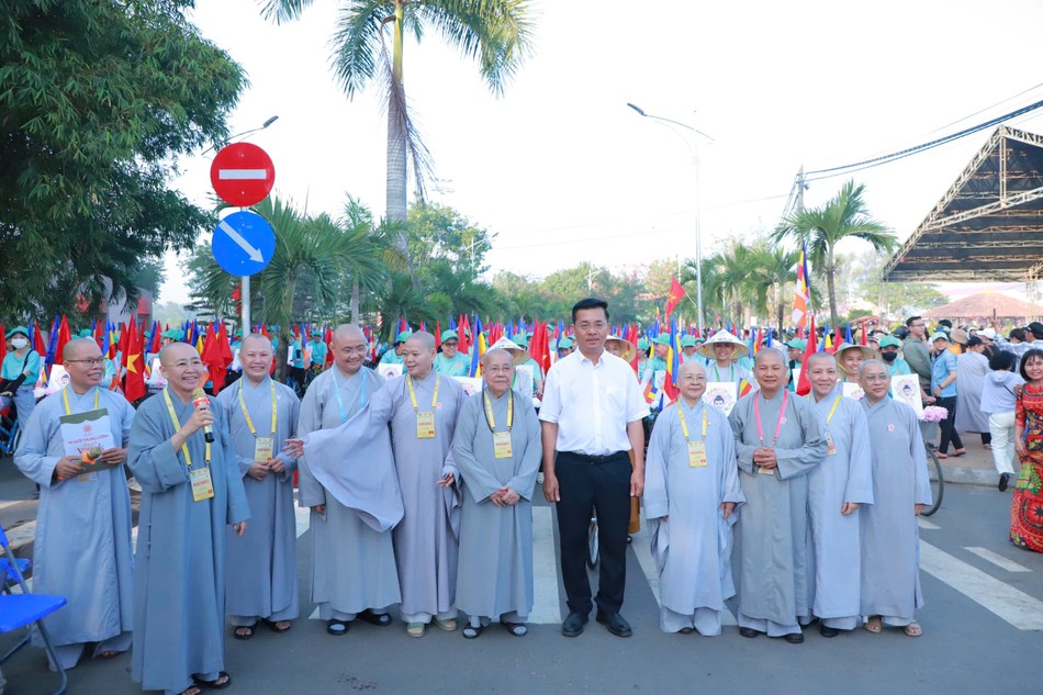 Ni sư Thích nữ Huệ Dâng hướng dẫn lộ trình diễu hành đến 300 bạn sinh viên