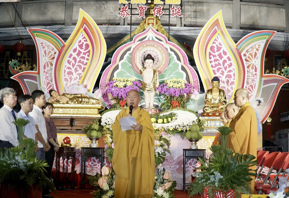 Hòa thượng Thích Huệ Công tuyên đọc Thông điệp Phật đản của Đức Pháp chủ GHPGVN đến toàn thể đại chúng