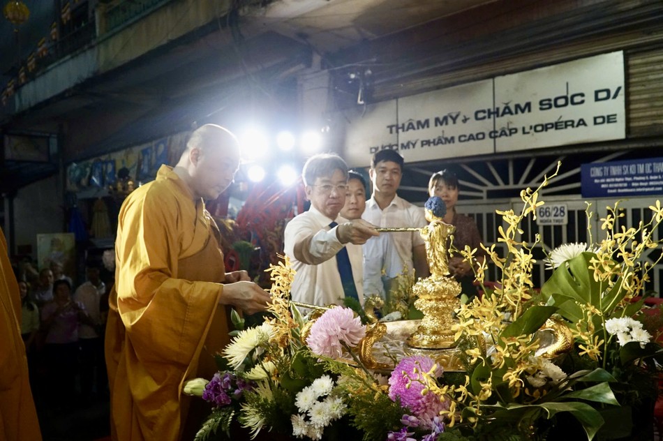 Một lòng chí thành hướng về Đức Thế Tôn