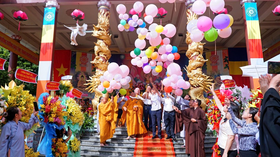 Thả bong bóng và chim bồ câu cầu nguyện hòa bình