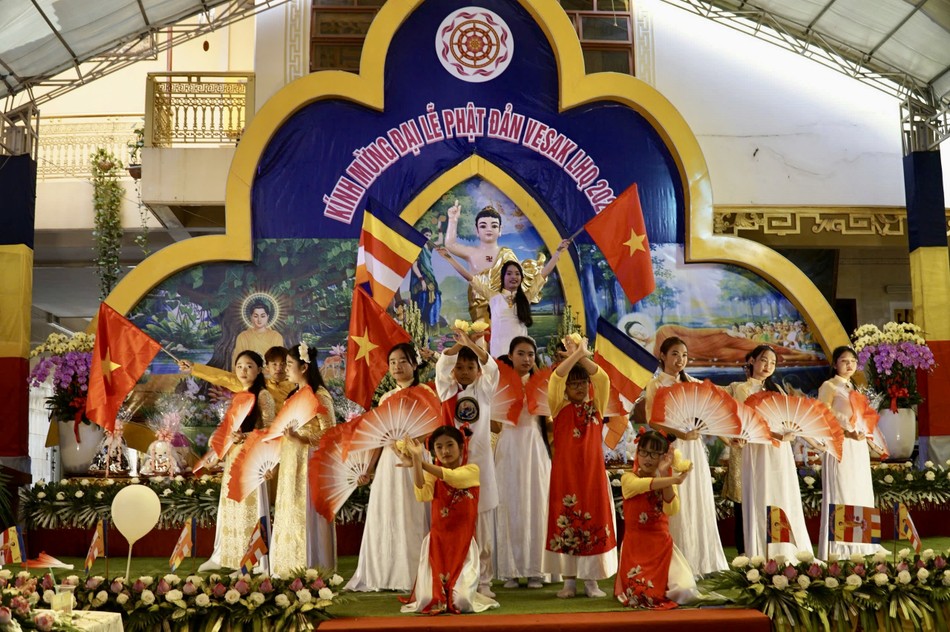 Chương trình văn nghệ phục vụ học sinh