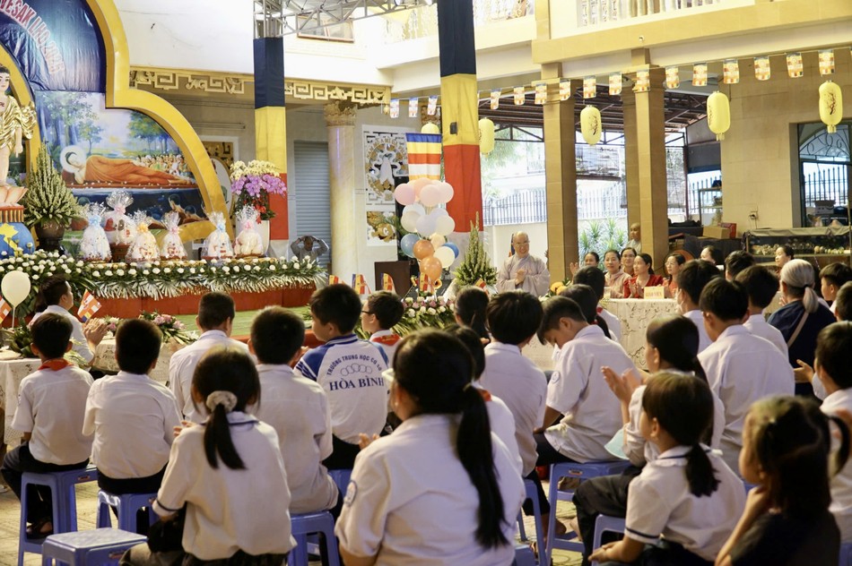 Ni trưởng Thích nữ Như Dung chào đón 500 em học sinh tham gia ngày hội